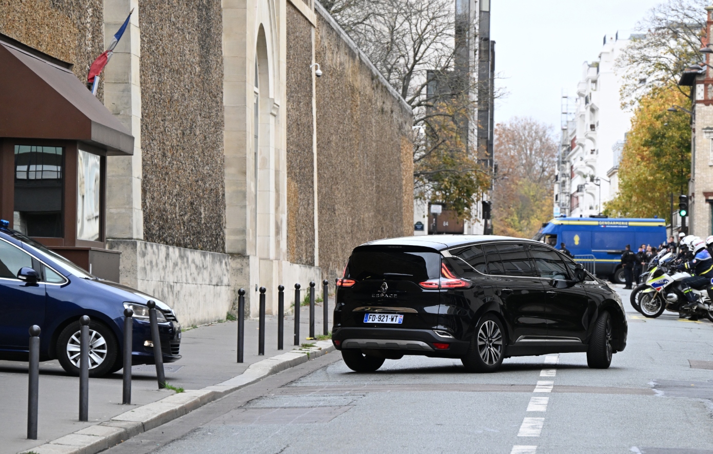 Βγήκε από τη φυλακή ο Σαρκοζί &#8211; Έφυγε με αυτοκίνητο μαζί με την Κάρλα Μπρούνι, γύρισε στο σπίτι του