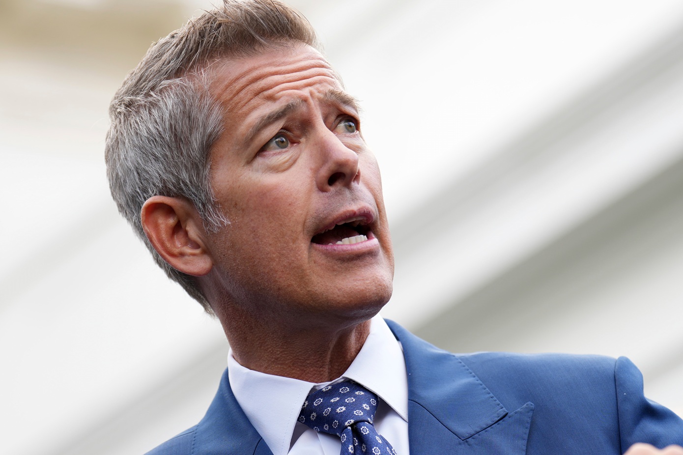 Ο υπουργός Μεταφορών των ΗΠΑ λέει ότι ο εναέριος χώρος μπορεί να κλείσει αν η κυβέρνηση κρίνει ότι δεν είναι ασφαλής