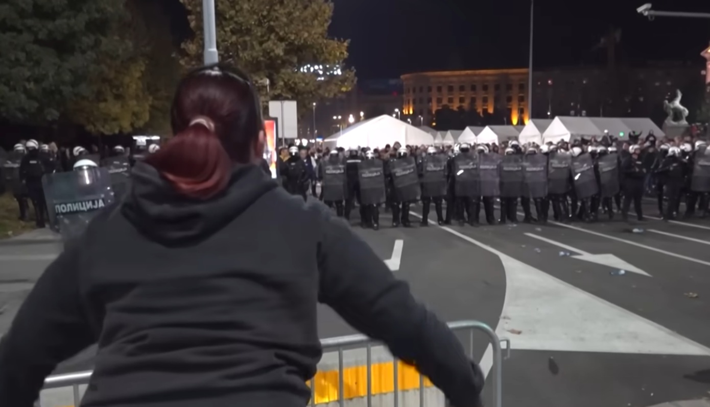 Ένταση έξω από το σερβικό κοινοβούλιο &#8211; Η απεργία πείνας που οδήγησε στη σύγκρουση