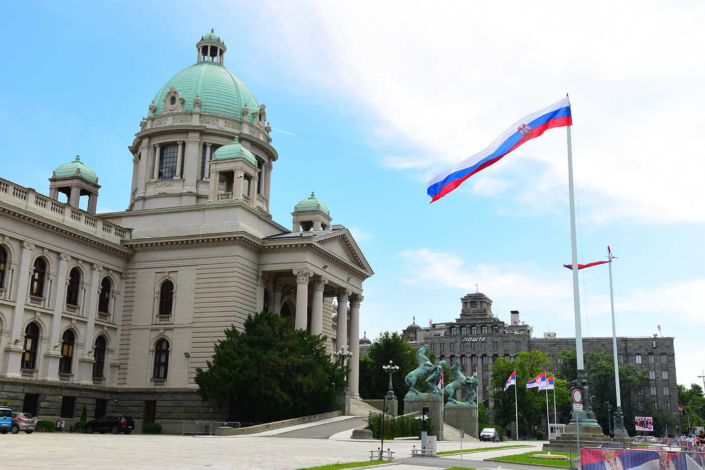 Σε «τεντωμένο σχοινί» το σερβικό κοινοβούλιο: Υποστηρικτές και αντίπαλοι του Βούτσιτς θα διαδηλώσουν στον ίδιο χώρο