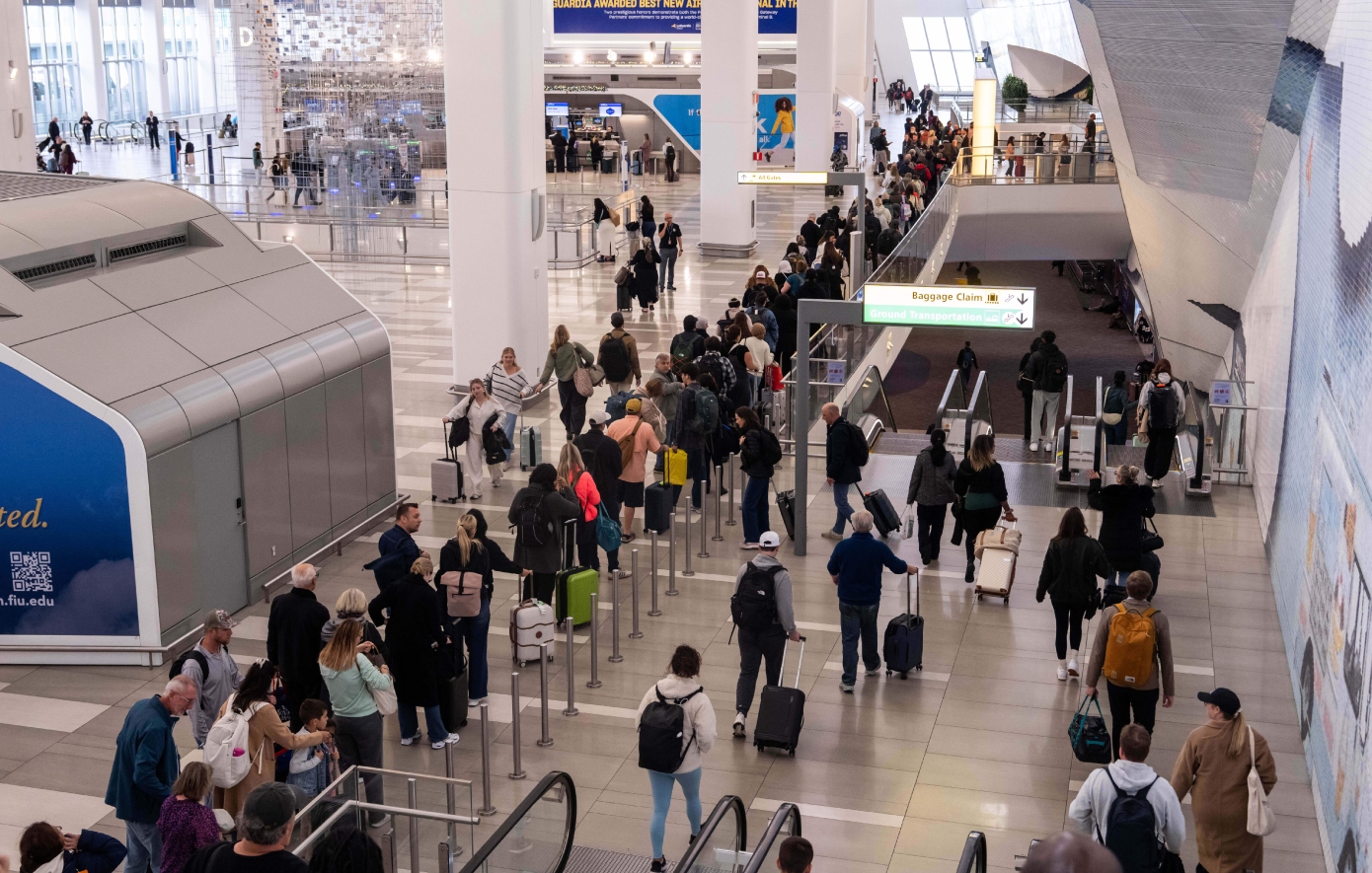 Χάος στα αμερικανικά αεροδρόμια φέρνει το shutdown: Πάνω από 1.500 ακυρώσεις πτήσεων, χιλιάδες καθυστερήσεις και σήμερα