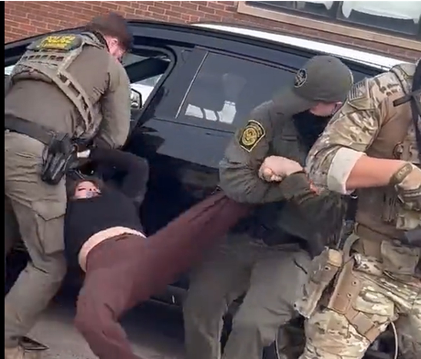 Πράκτορες της ICE εμβόλισαν αυτοκίνητο μιας γυναίκας, την έσυραν έξω βίαια και τη συνέλαβαν