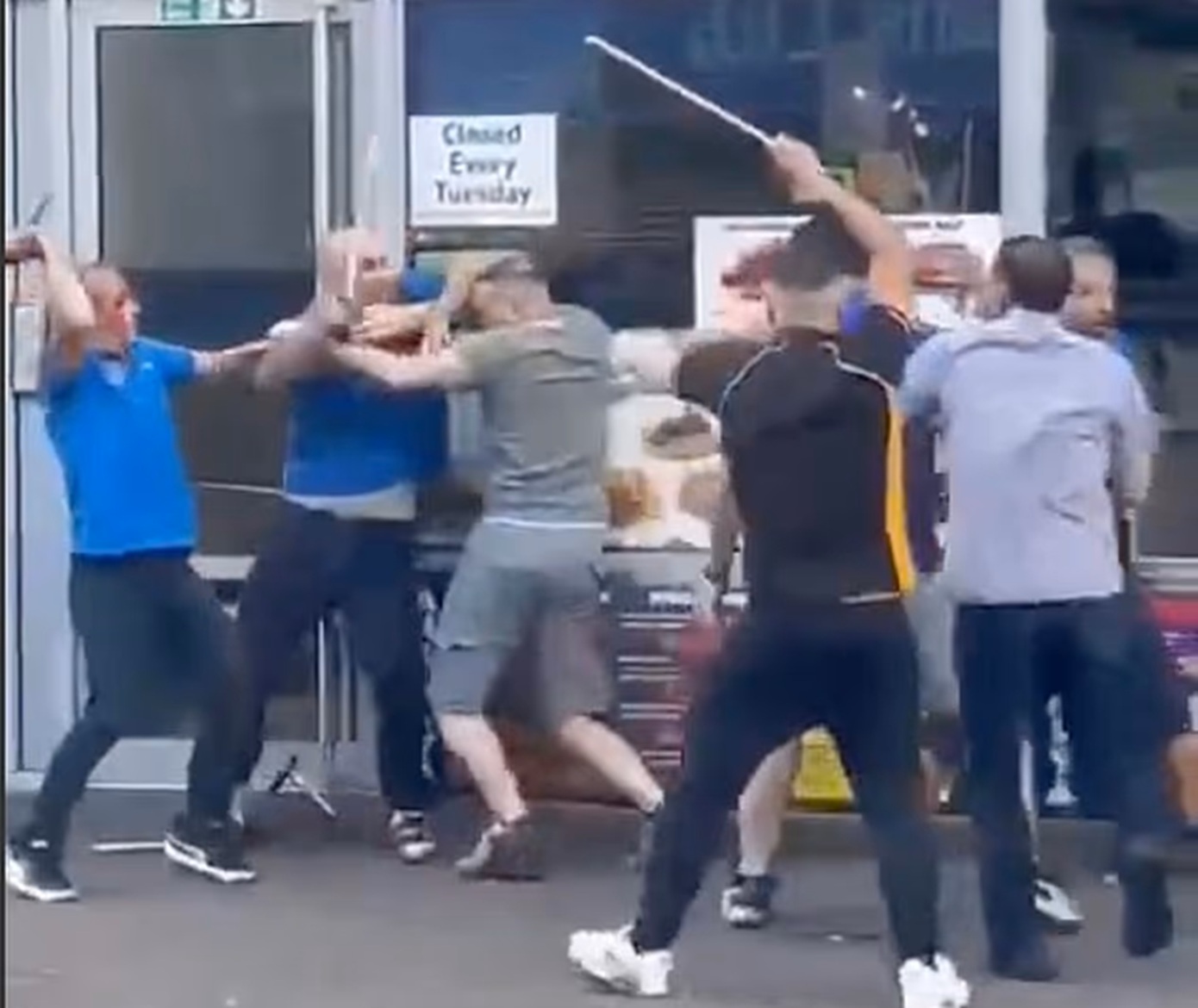 Άγριος καβγάς με μεταλλικές ράβδους και μπαστούνια ανάμεσα σε δύο οικογένειες που έχουν καταστήματα κεμπάπ στη Βρετανία