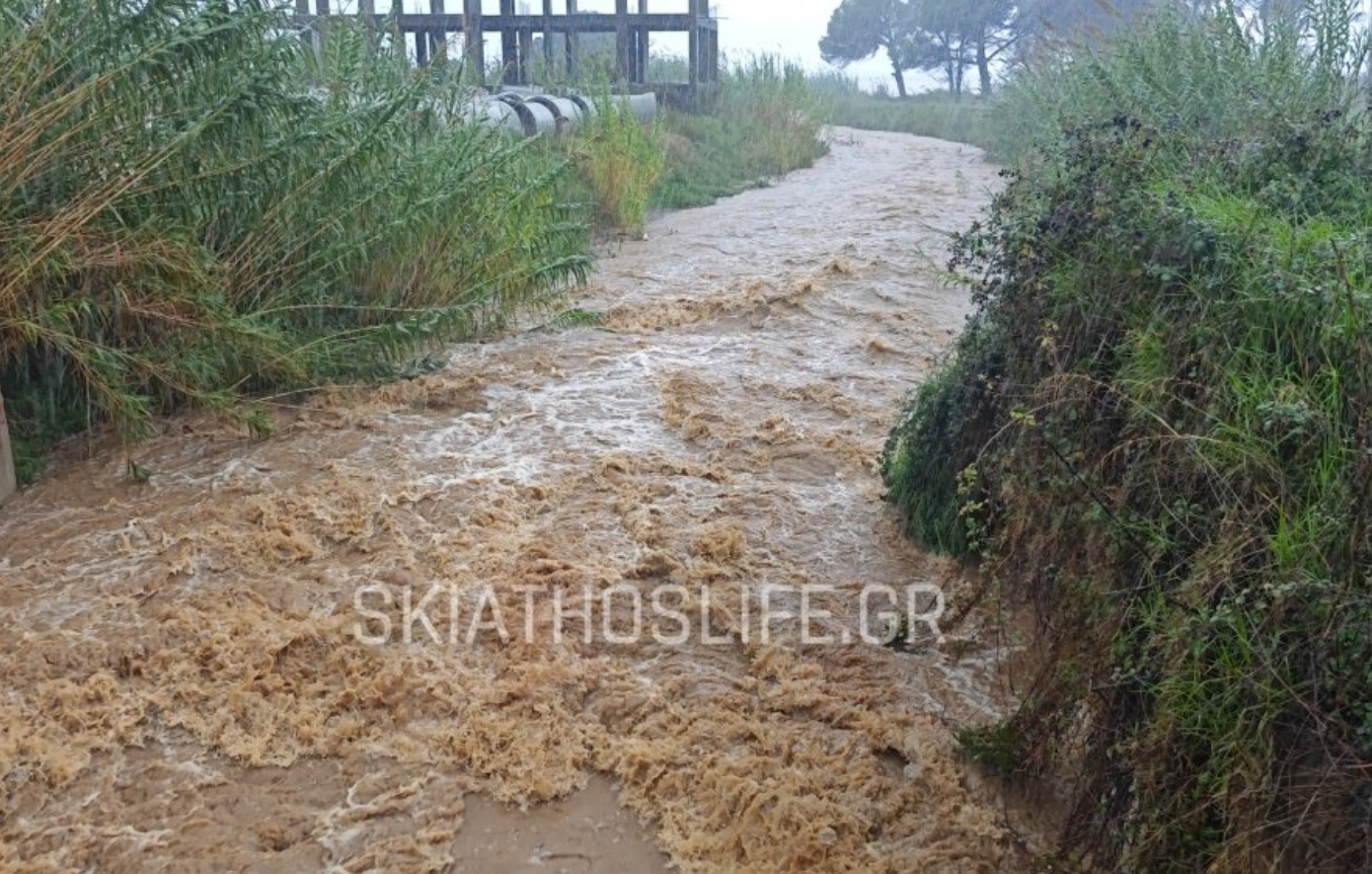 Κακοκαιρία στη Σκιάθο: Σε «ποτάμια» μετατράπηκαν οι δρόμοι από τις έντονες βροχοπτώσεις