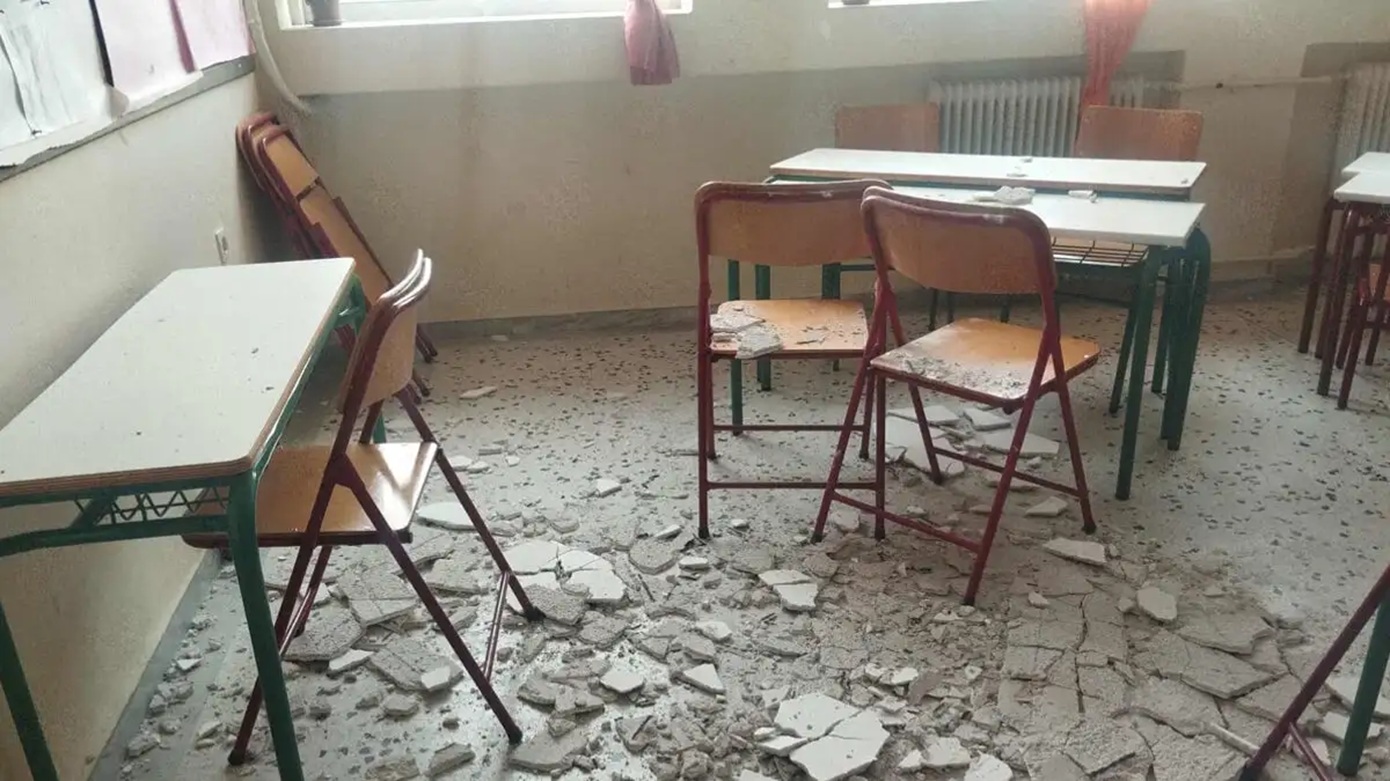Σοβάδες έπεσαν σε σχολείο στο Πόρτο Ράφτη την ώρα του μαθήματος – Τραυματίστηκαν δύο παιδιά