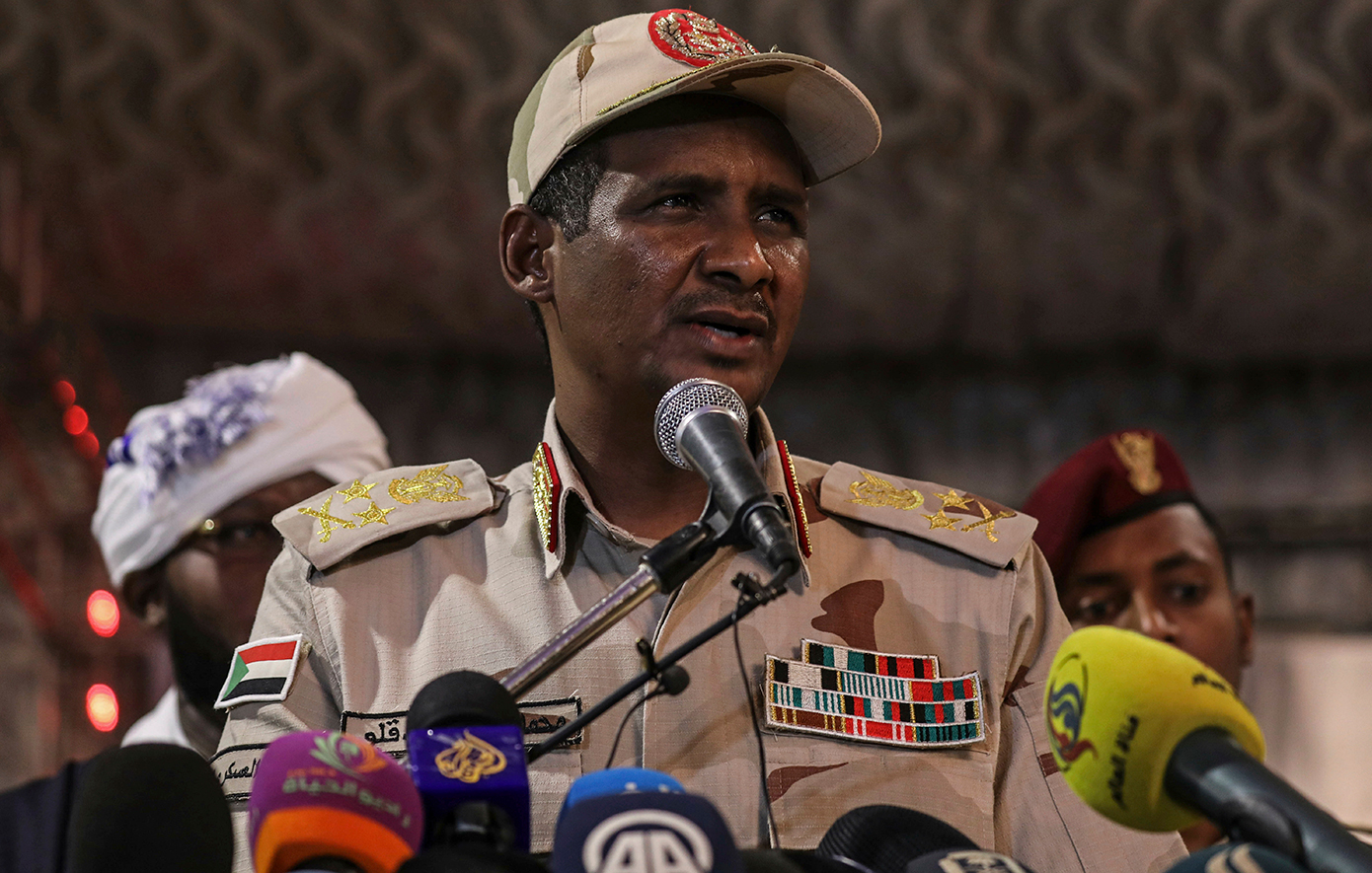 Ο άνθρωπος που έβγαλε χρήματα πουλώντας καμήλες και χρυσό, τώρα είναι πολέμαρχος και  ελέγχει το μισό Σουδάν