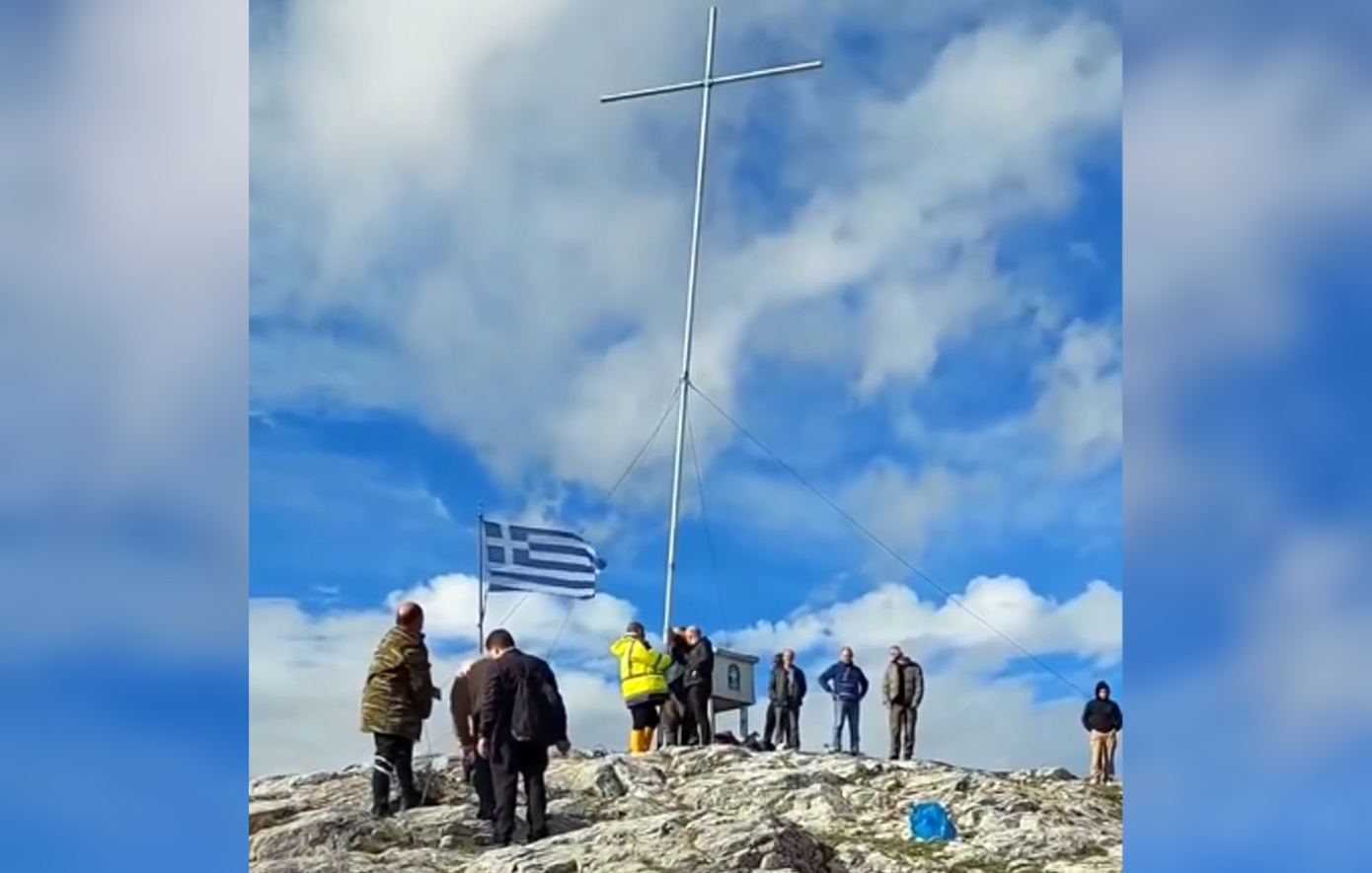 Πολίτες ύψωσαν σταυρό 10 μέτρων στο όρος Αυγό στην Ξάνθη &#8211; Κλήθηκαν σε απολογία από τη δασική υπηρεσία