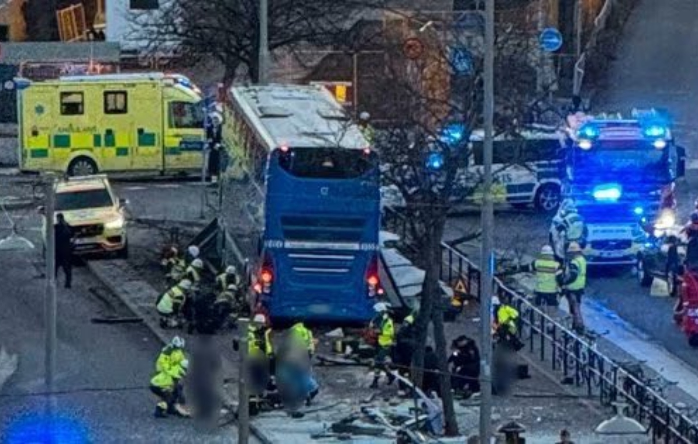 Λεωφορείο έπεσε σε στάση στη Στοκχόλμη &#8211; Αρκετοί νεκροί και τραυματίες