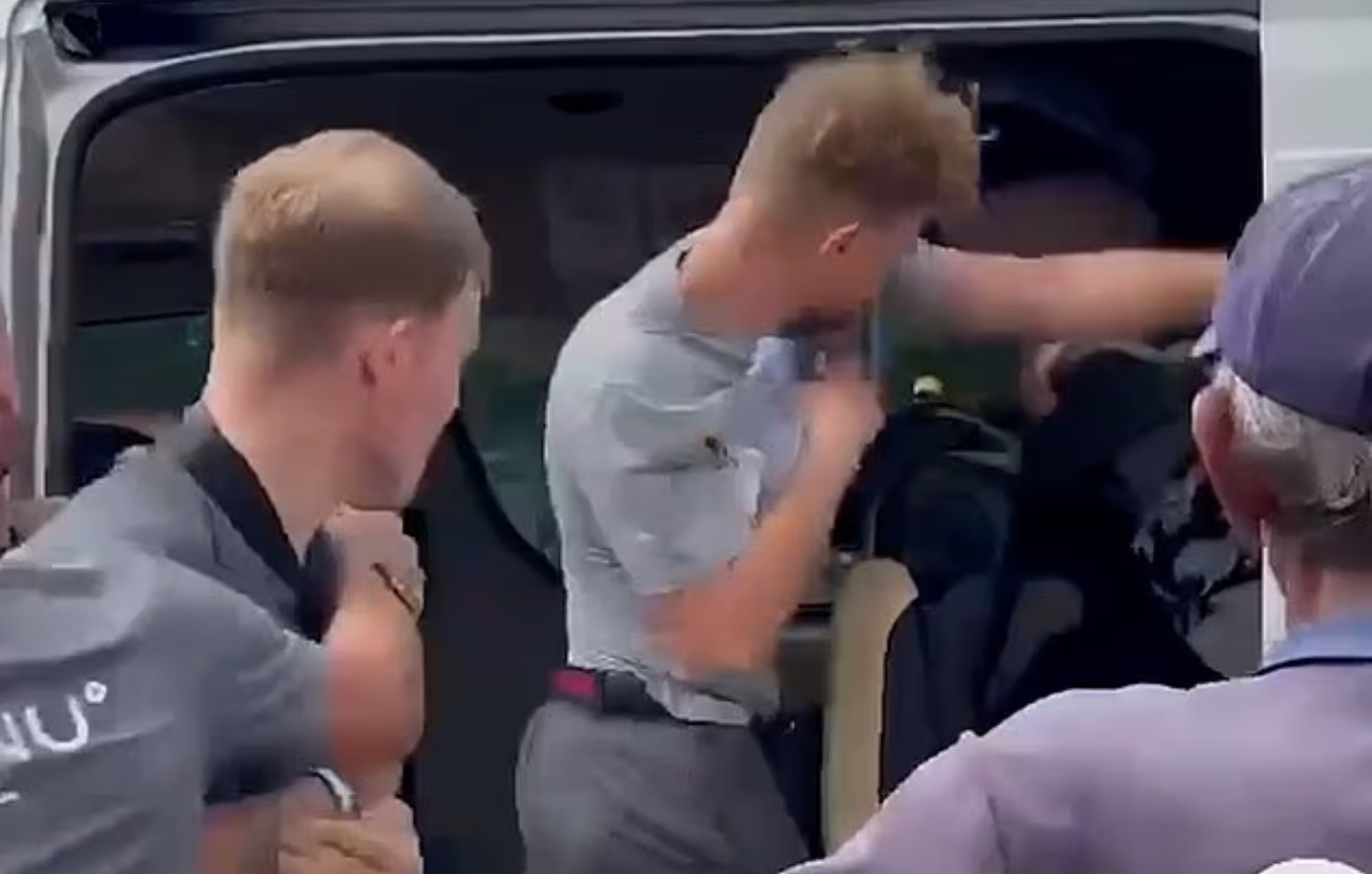 Καβγάς σε εκδρομή τουριστών στην Ταϊλάνδη: Βρετανός επιτέθηκε σε Άραβα με γροθιές επειδή έβαλε τα πόδια στο κεφάλι του