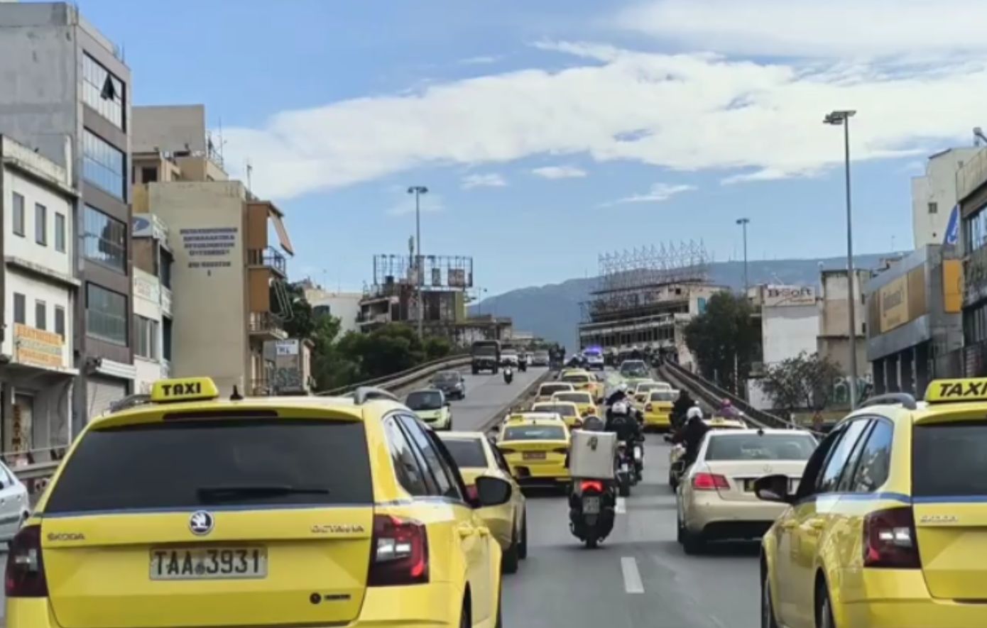 Με καπνογόνα, κόρνες και συνθήματα η πομπή των ταξί προς το υπουργείο Μεταφορών &#8211; «Αγώνας κατά των συμφερόντων», λέει ο Θύμιος Λυμπερόπουλος