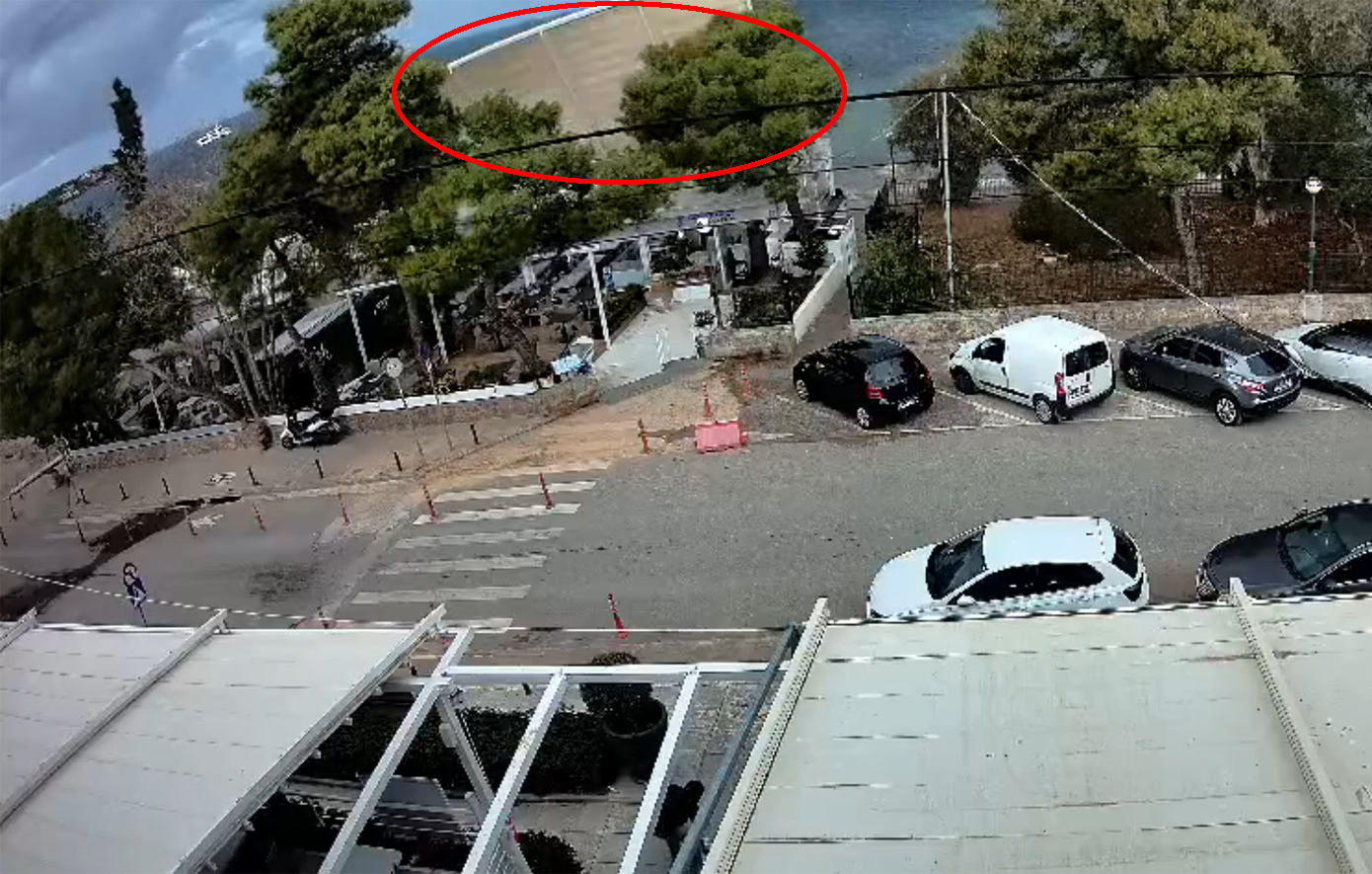 Ριπή ανέμου ξήλωσε σκέπαστρο από εστιατόριο στο Καβούρι &#8211; «Διέλυσε τα πάντα»