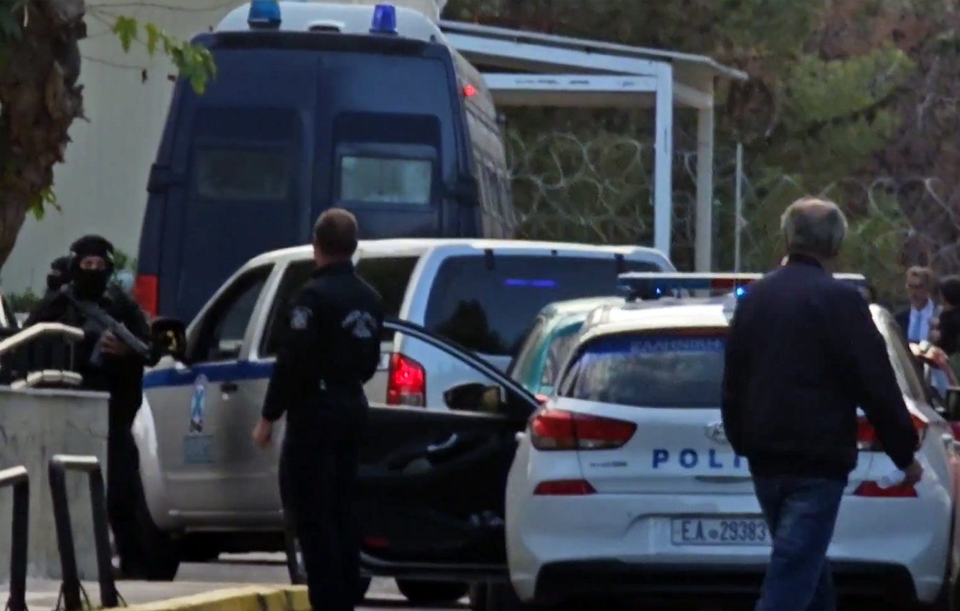 Εκτέλεση τοπογράφου στο Ψυχικό: Υπό δρακόντεια μέτρα η δίκη στην Ευελπίδων &#8211; Η στιγμή της μεταγωγής των δύο κατηγορουμένων