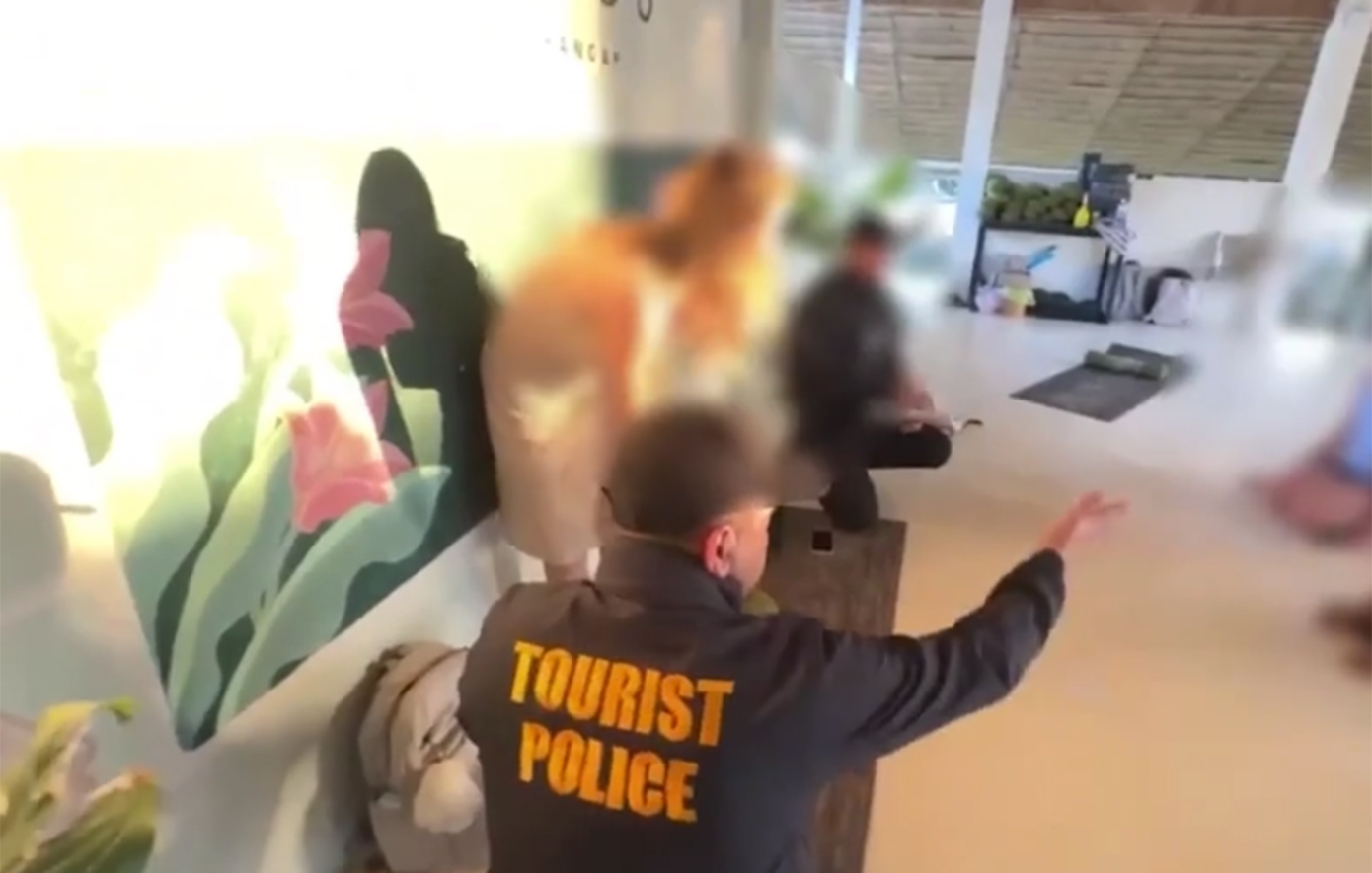 Η στιγμή της σύλληψης γκουρού της «σεξουαλικής γιόγκα» σε νησί της Ταϊλάνδης που φημίζεται για τα πάρτι του