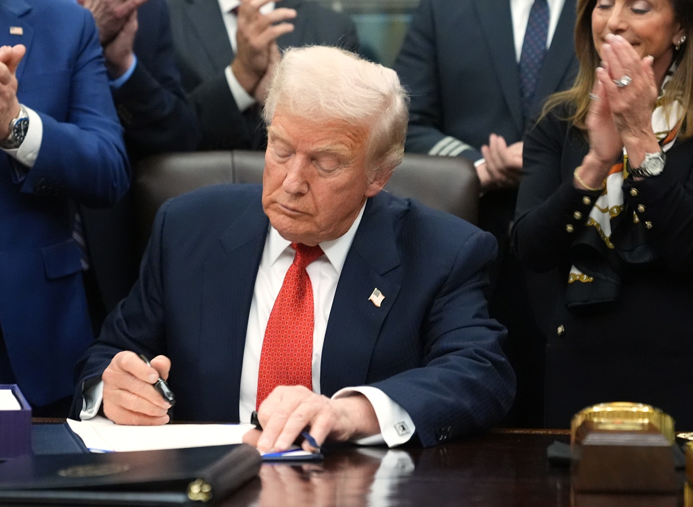 Ο Τραμπ εξαιρεί από τους δασμούς τις εισαγωγές καφέ, εξωτικών φρούτων και βόειου κρέατος