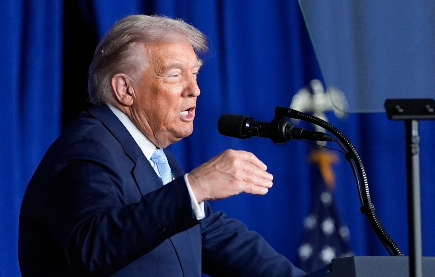 «Σιωπή, γουρουνάκι»: Επίθεση Τραμπ σε δημοσιογράφο που τον ρώτησε για τα αρχεία του Έπσταϊν