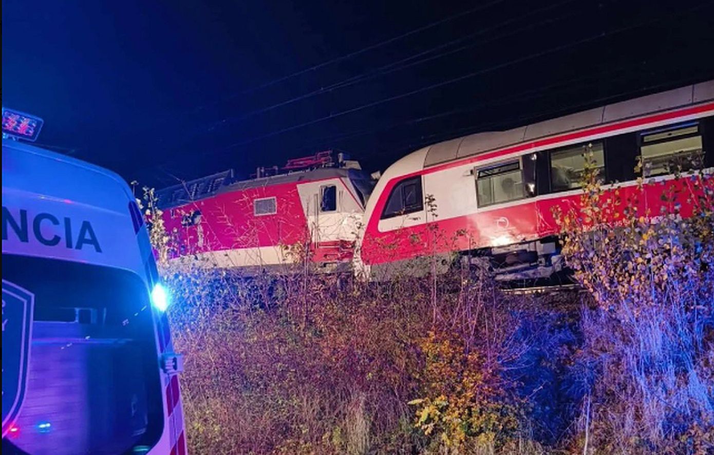 Σλοβακία: Τουλάχιστον 11 άνθρωποι μεταφέρθηκαν σε νοσοκομεία, δεκάδες άλλοι φέρουν ελαφρά τραύματα μετά τη σύγκρουση δύο τρένων