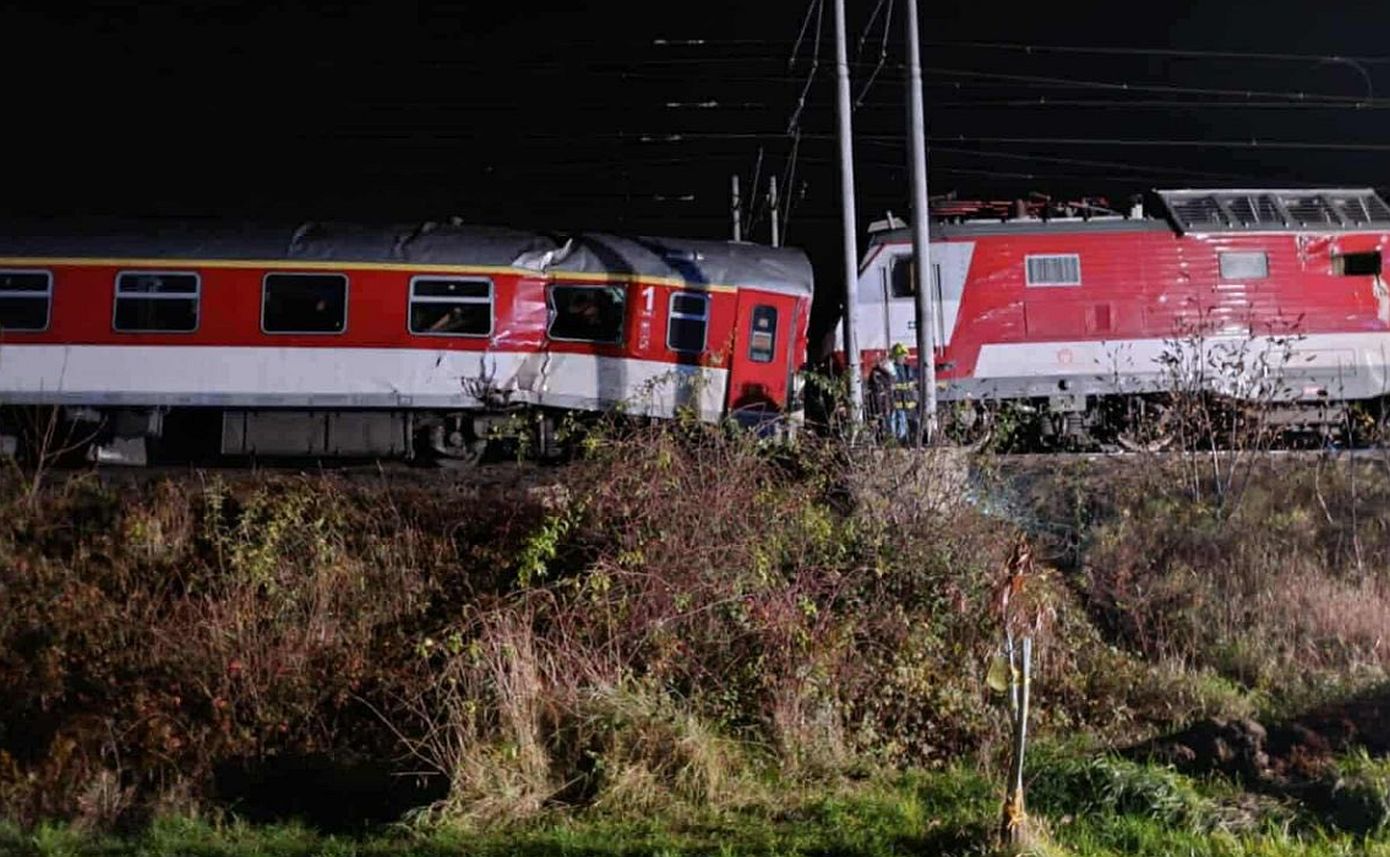Δύο επιβατικά τρένα συγκρούστηκαν στην Σλοβακία &#8211; Αναφορές για πολλούς τραυματίες