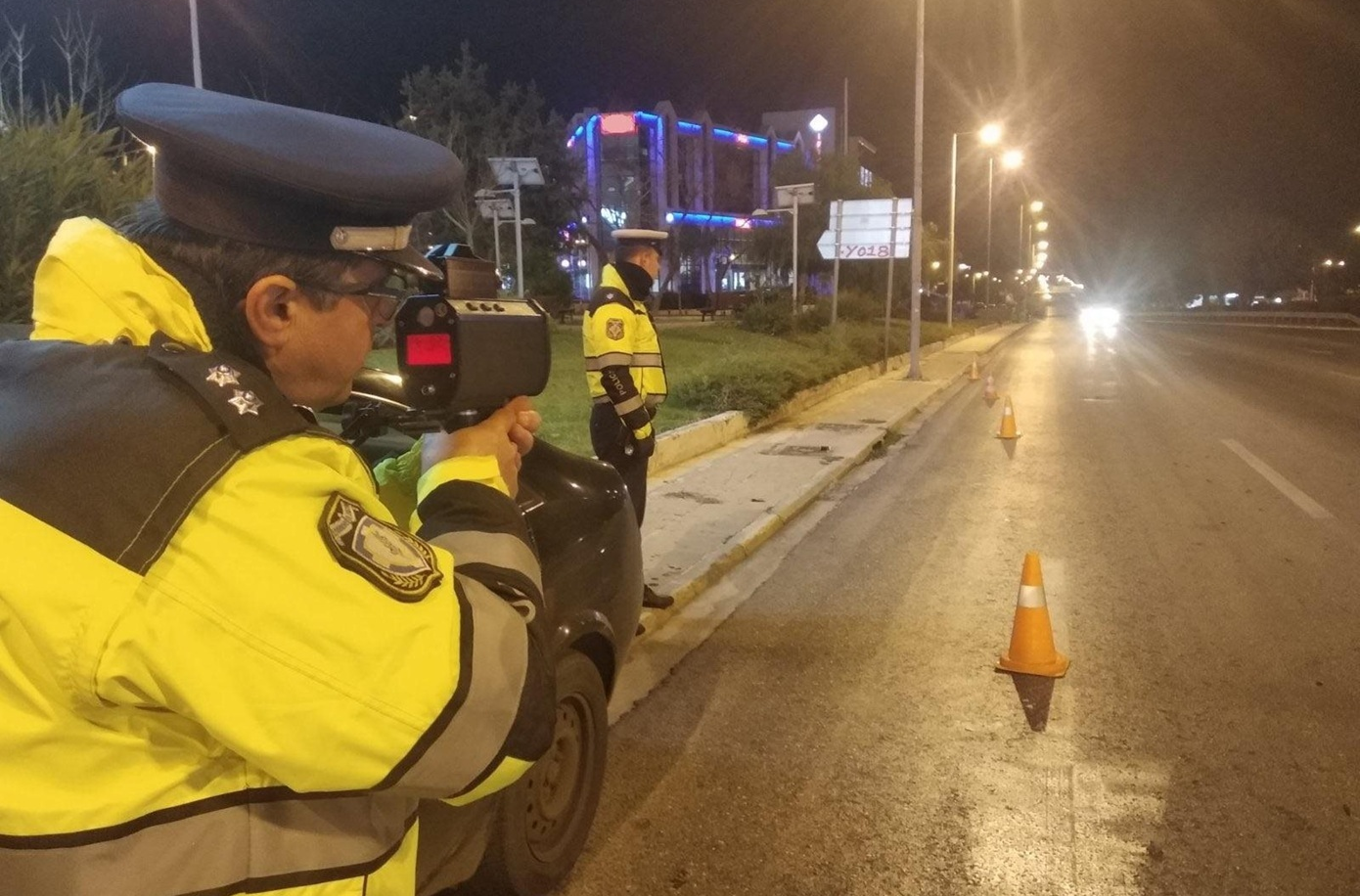 Χειροπέδες και αυτόφωρο για γνωστό επιχειρηματία: Έτρεχε με 216χλμ. την ώρα στη λεωφόρο Βουλιαγμένης