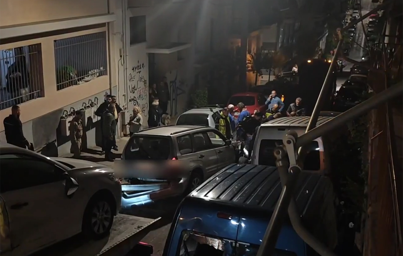 Θανατηφόρο τροχαίο στο Παγκράτι: Έπεσε σε τρία σταθμευμένα οχήματα και σκότωσε πεζή