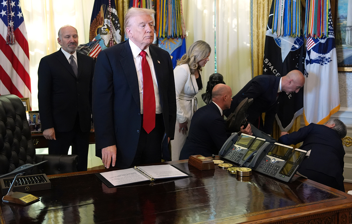 Αναστάτωση στο Οβάλ Γραφείο: Άνδρας λιποθύμησε κοντά στον Ντόναλντ Τραμπ κατά την ενημέρωση για το Ozempic