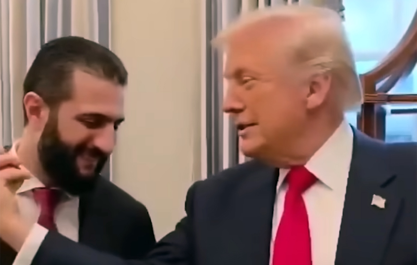 Ο Τραμπ ψέκασε τον πρόεδρο της Συρίας με άρωμα και τον ρώτησε πόσες γυναίκες έχει &#8211; «Με εσάς ποτέ δεν ξέρω»