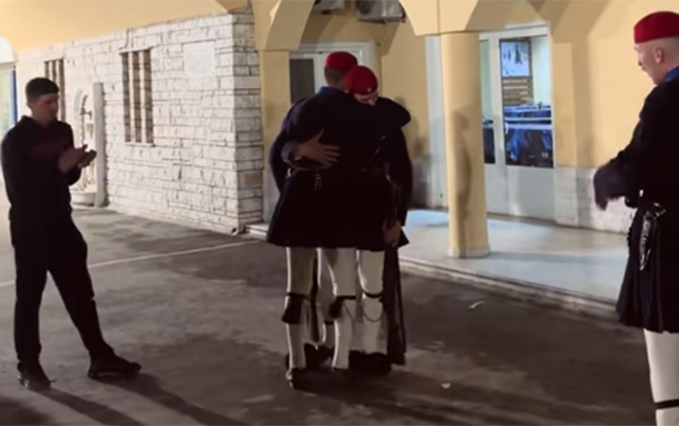 Εύζωνες ξεσπούν σε κλάματα στην τελευταία τους υπηρεσία στην Προεδρική Φρουρά