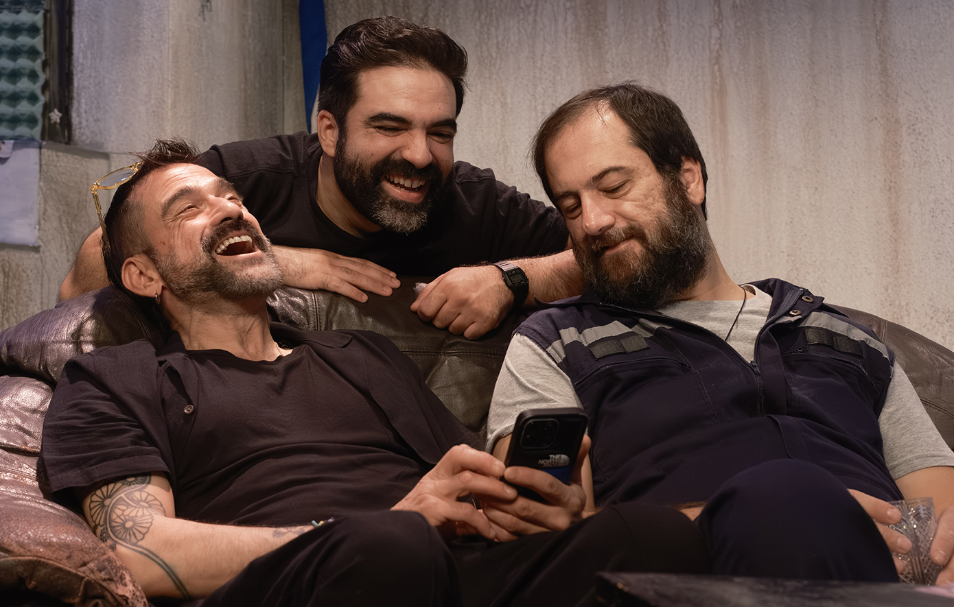 Ο Τζόνι Μπλε συνεχίζει να «ξεγυμνώνει» τον σύγχρονο ανδρισμό με μεγάλη επιτυχία