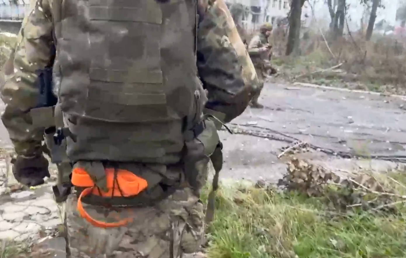 Ρώσοι στρατιώτες περπατούν στο κατεστραμμένο Ποκρόβσκ &#8211; Δείτε βίντεο