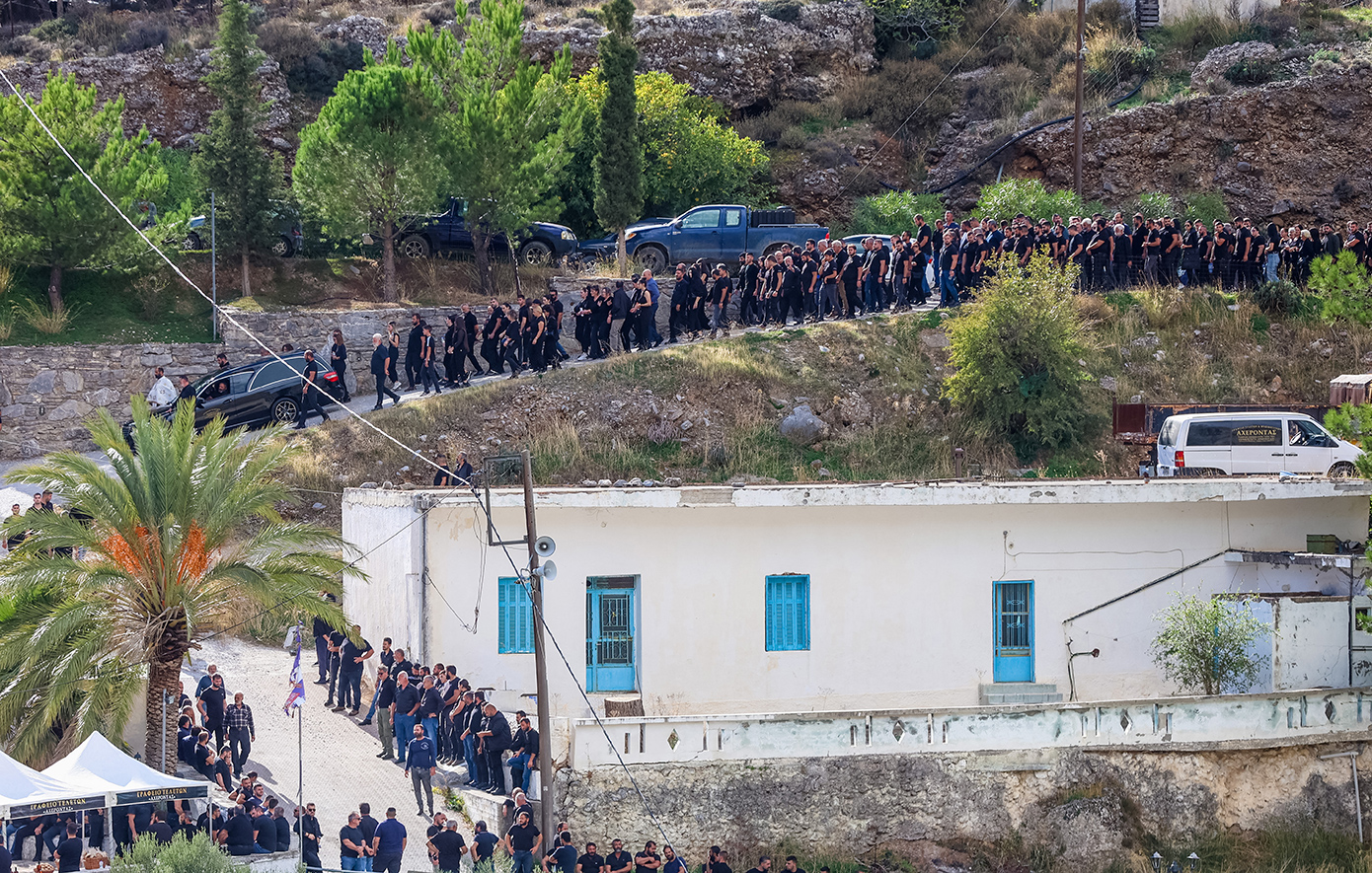 Απόβαση της ΕΛ.ΑΣ. στα Βορίζια: Προσαγωγές και έρευνες ακόμη και σε νεκροταφεία υπό τον φόβο νέας αιματοχυσίας