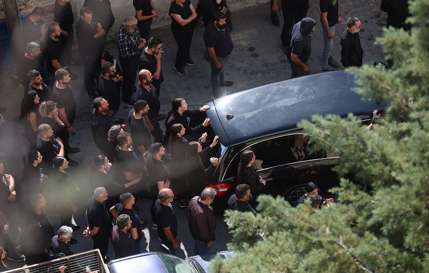 Ουρλιαχτά και οδύνη στην κηδεία του 39χρονου στα Βορίζια: «Σ&#8217; αγαπώ! Σ&#8217; αγαπώ μ&#8217; ακούς;» &#8211; Μαυροφορεμένο το χωριό μετά το μακελειό