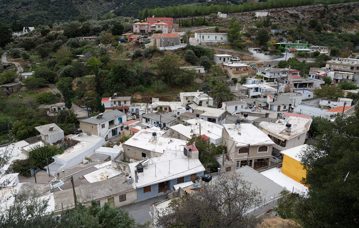 Χωριό «φάντασμα» και γεμάτο περιπολικά τα Βορίζια &#8211; Οι αστυνομικοί ψάχνουν μέχρι και τα πηγάδια, τις σπηλιές και τα νεκροταφεία για όπλα