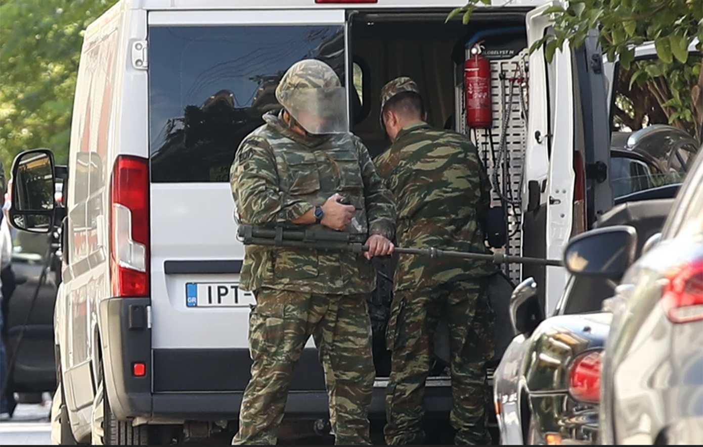 Τι ψάχνει το «ελληνικό FBI» για τη χειροβομβίδα στον αρχιφύλακα των φυλακών Κορυδαλλού Τι ψάχνει το «ελληνικό FBI» για τη χειροβομβίδα στον αρχιφύλακα των φυλακών Κορυδαλλού