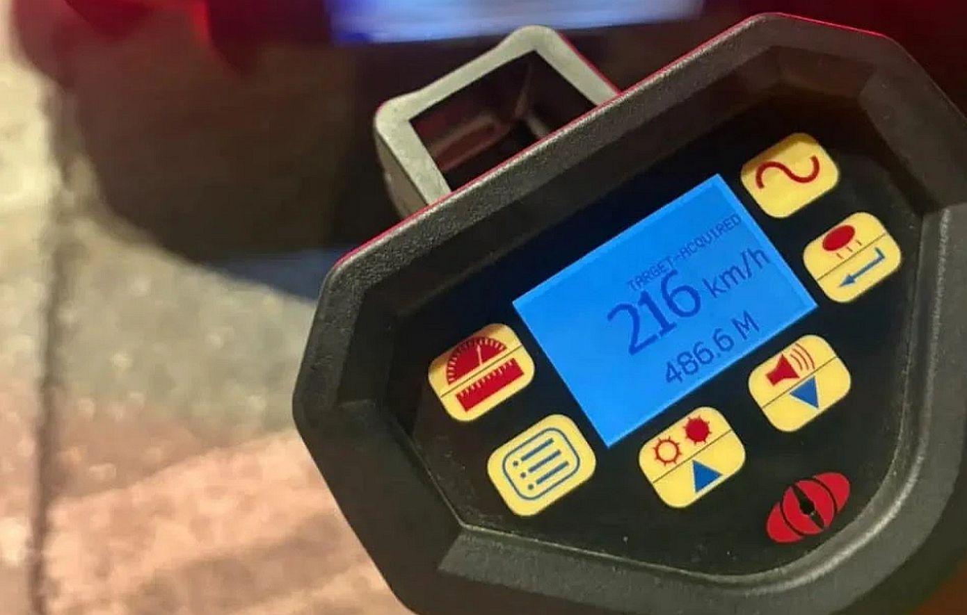 Γνωστός επιχειρηματίας έκανε πίστα αγώνα την Λεωφόρο Βουλιαγμένης αγγίζοντας τα 216 χλμ &#8211; Βίντεο ντοκουμέντο