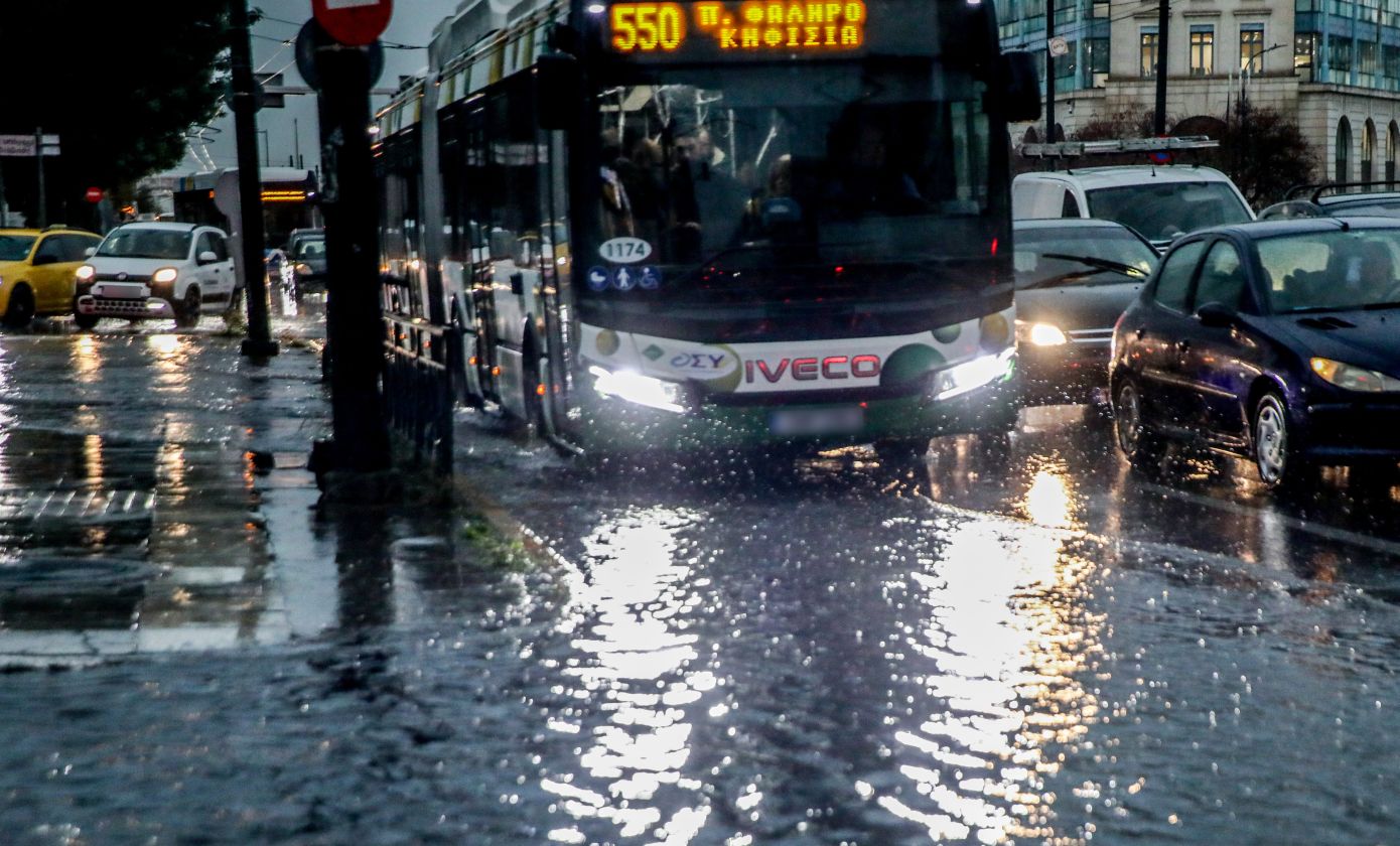 Γιατί η Αθήνα «πλημμύρισε» με 40 χιλιοστά βροχής – Η ανάρτηση Κολυδά για το διπλό πέρασμα των καταιγίδων στην Αττική