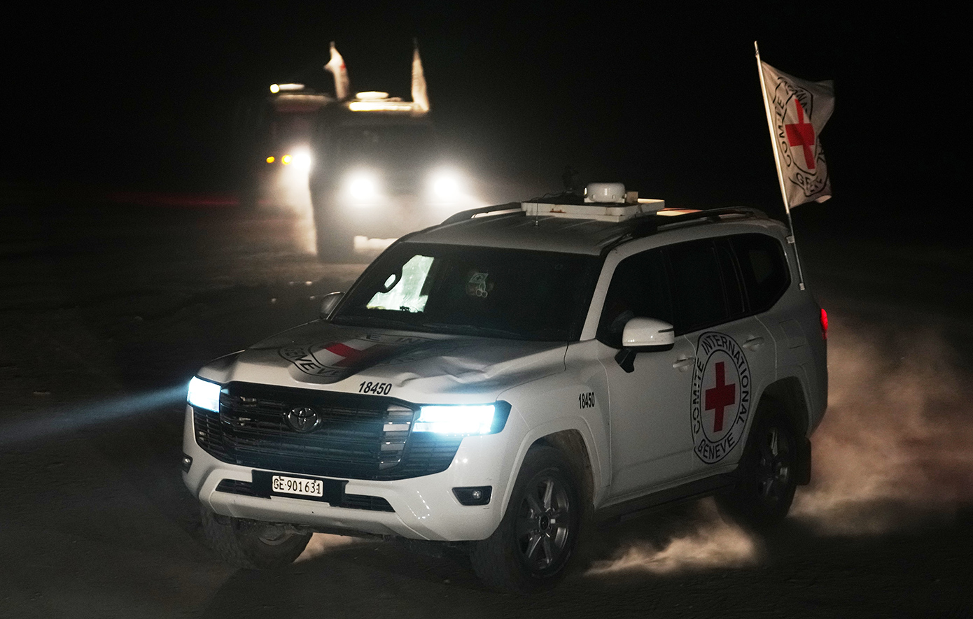 Σε τρεις ομήρους ταυτοποιήθηκαν ότι ανήκουν οι σοροί που παραδόθηκαν χθες στο Ισραήλ από τη Χαμάς