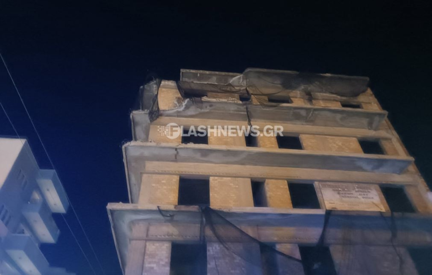 Κατέρρευσε μπαλκόνι κτιρίου στο κέντρο των Χανίων &#8211; Συντρίμμια έπεσαν στον δρόμο, δείτε εικόνες