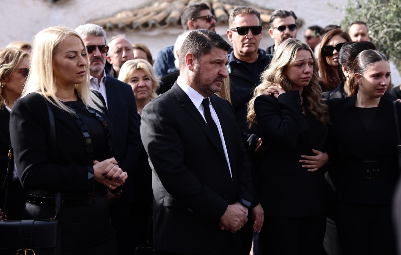 Το «αντίο» στον πατέρα του Νίκου Χαρδαλιά &#8211; Βαρύ κλίμα στην κηδεία στον Καρέα