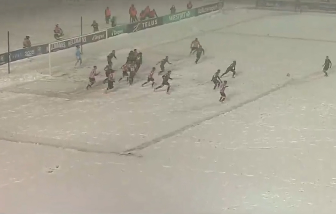 Μπάλα στο χιόνι &#8211; Απίστευτος ποδοσφαιρικός αγώνας στον Καναδά υπό ακραίες καιρικές συνθήκες