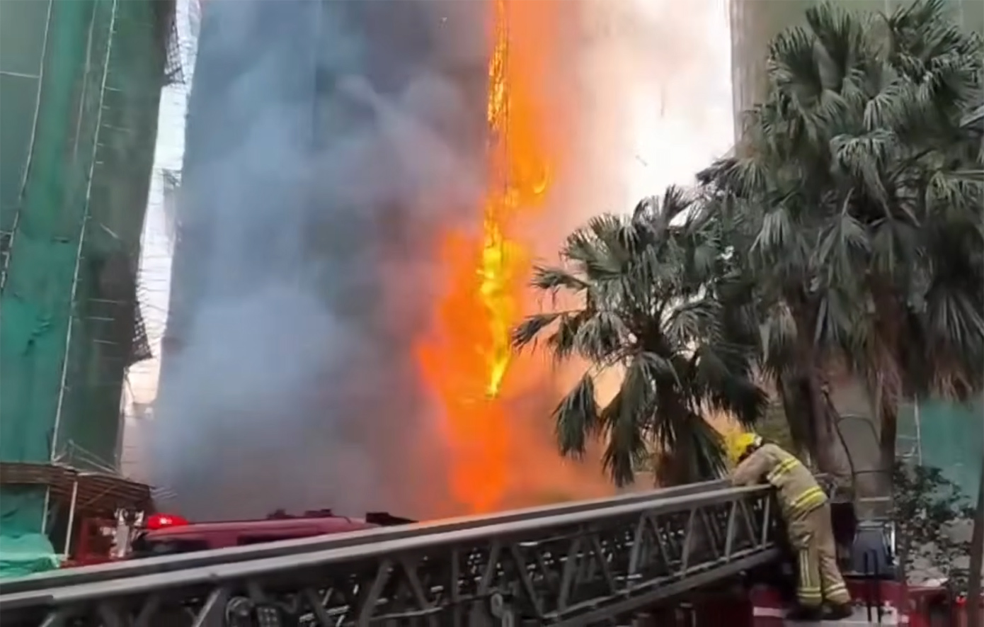 Τουλάχιστον 4 νεκροί από τη μεγάλη φωτιά σε ουρανοξύστες στο Χονγκ Κονγκ &#8211; Ένοικοι έχουν παγιδευτεί στα διαμερίσματά τους &#8211; Βίντεο και φωτογραφίες