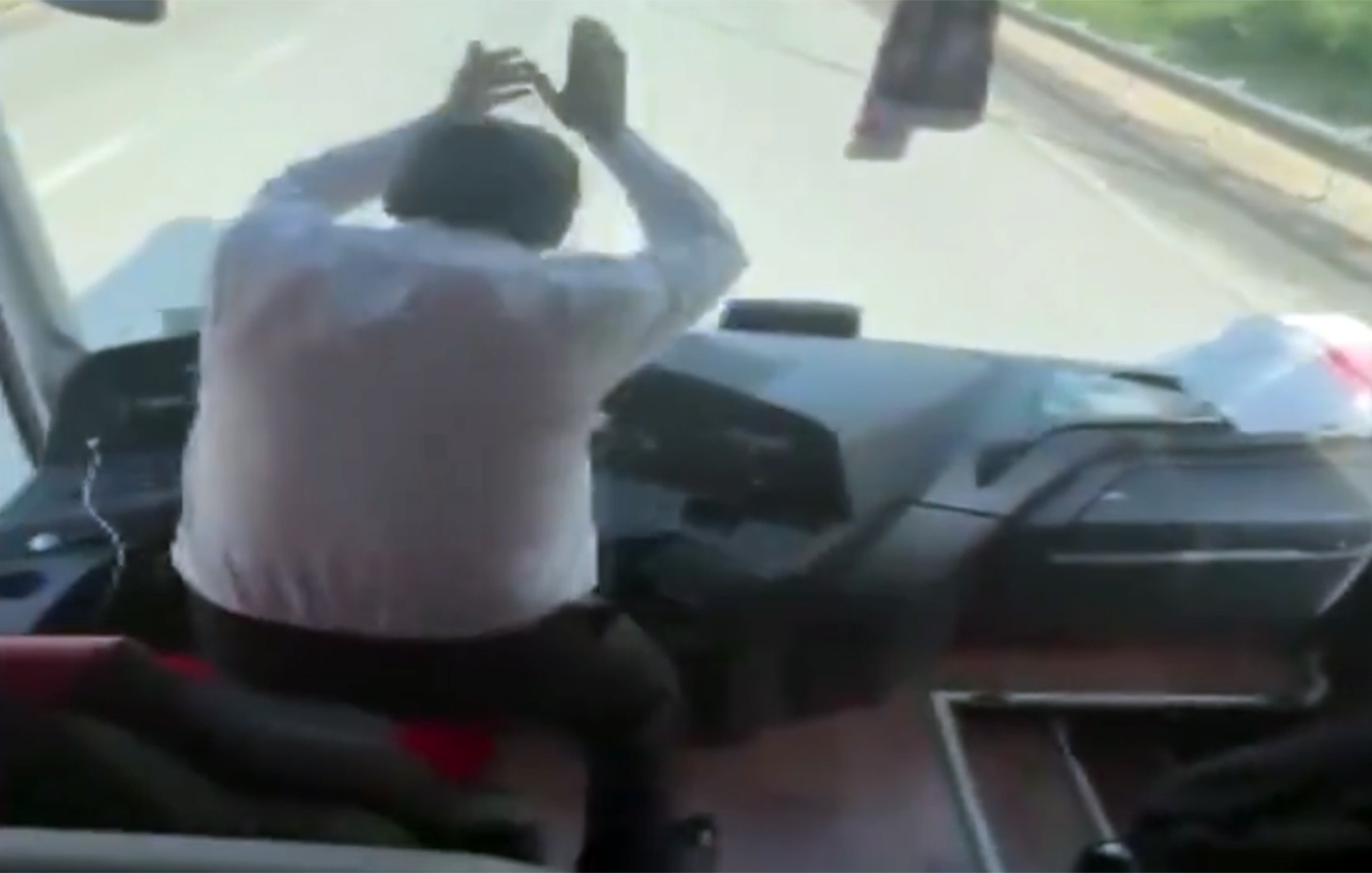 Οδηγός λεωφορείου άφησε το τιμόνι και το έριξε στον&#8230; χορό