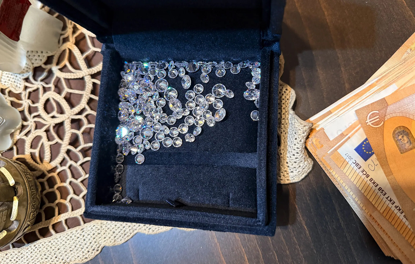 Χρυσάφι, διαμάντια και ρολόγια–μαϊμού: Το «λαμπερό» προσωπείο της σπείρας που εξαπατούσε επαγγελματίες με δήθεν επένδυση σε καζίνο