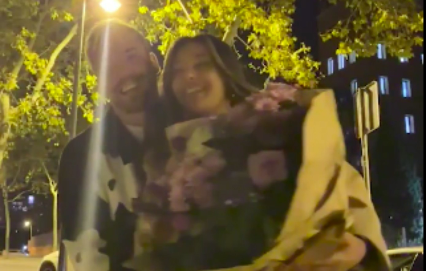 Μέσι: Εμφανίστηκε ξαφνικά σε βίντεο ερωτευμένου ζευγαριού και έγινε viral