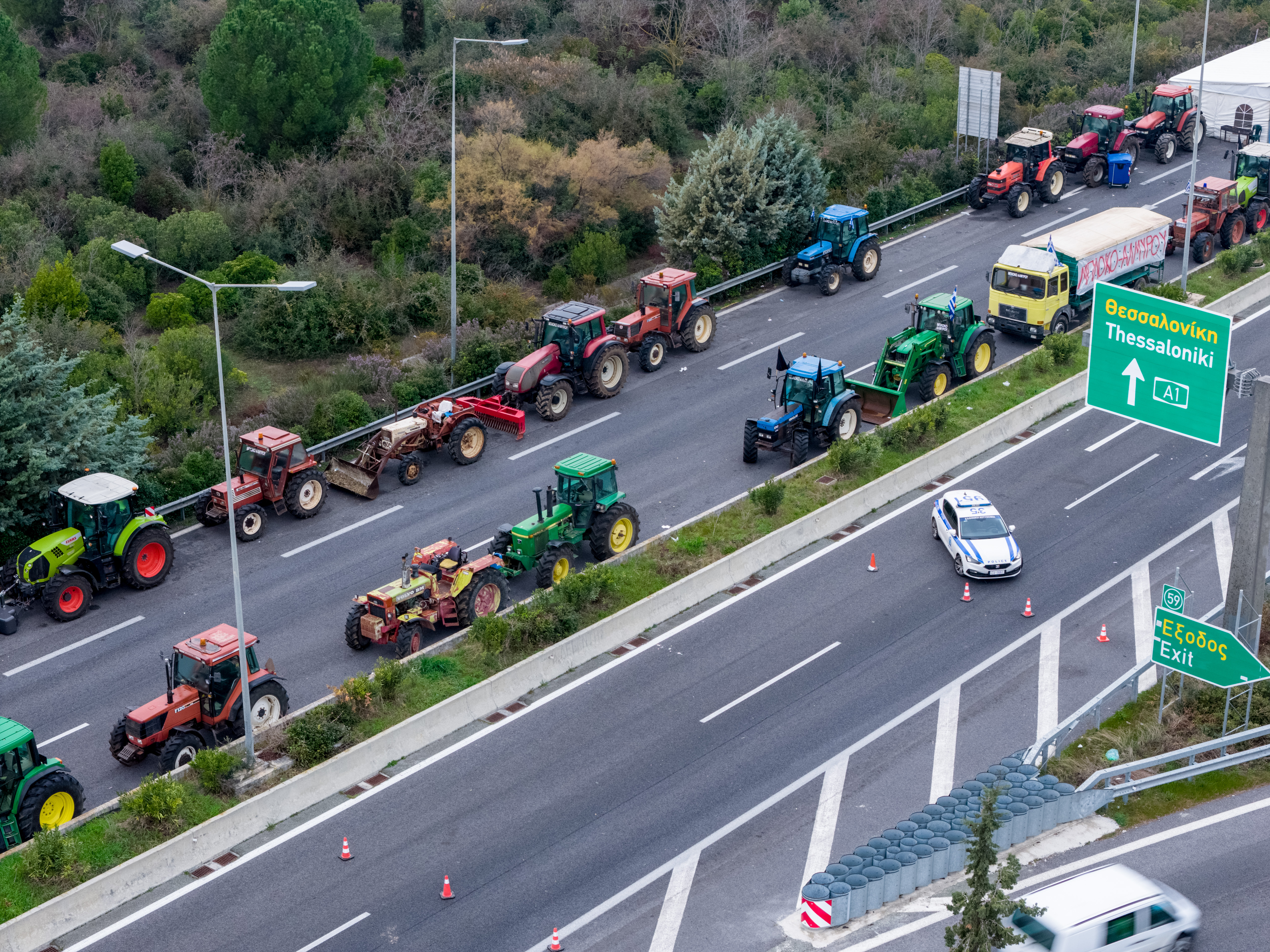 Παραμένουν στο μπλόκο της Νίκαιας οι αγρότες της Λάρισας &#8211; Στην κυκλοφορία ο αυτοκινητόδρομος Αντιρρίου–Ιωαννίνων