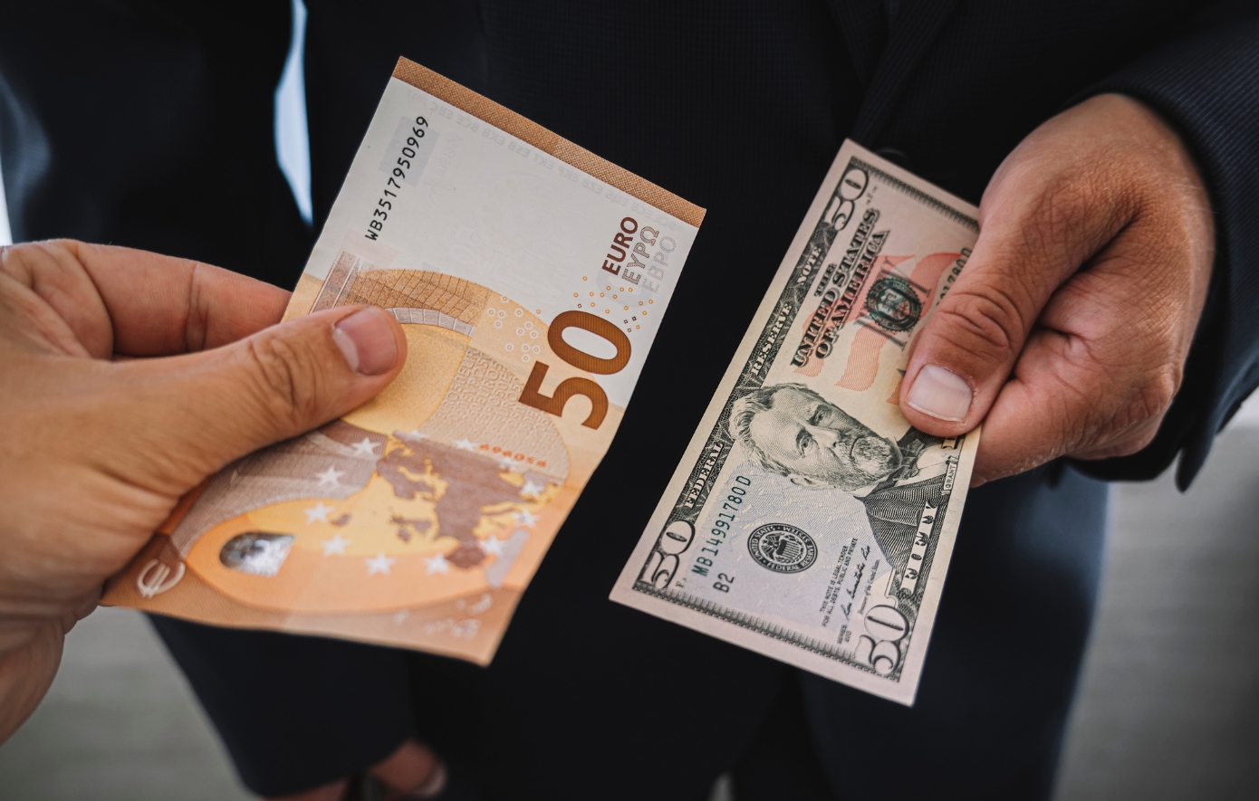 Ευρωπαίοι vs Αμερικανοί: Γιατί οι πρώτοι επιμένουν στην αποταμίευση ενώ οι δεύτεροι στρέφονται στις επενδύσεις