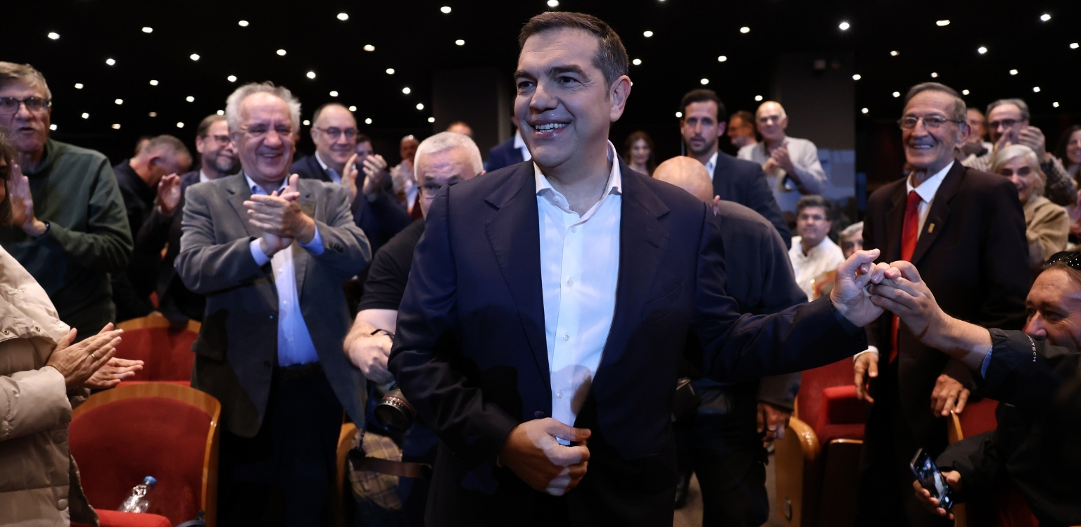 Κοσμοσυρροή στο Παλλάς» για την «Ιθάκη» του Αλέξη Τσίπρα: Ουρά με εκατοντάδες άτομα έξω από το θέατρο &#8211; Ποιοι δίνουν το «παρών»