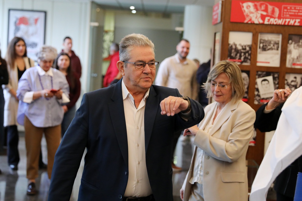 Ο Κουτσούμπας άκουσε τα χριστουγεννιάτικα κάλαντα και χόρεψε ηπειρώτικους χορούς