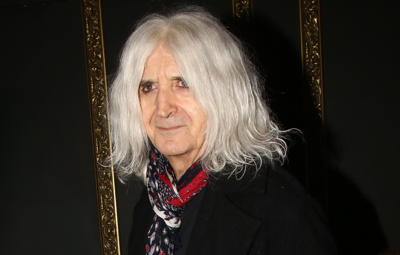 Νίκος Καρβέλας: Αυτός είναι ο «άγνωστος» αδερφός του – Η σπάνια δημόσια εμφάνιση