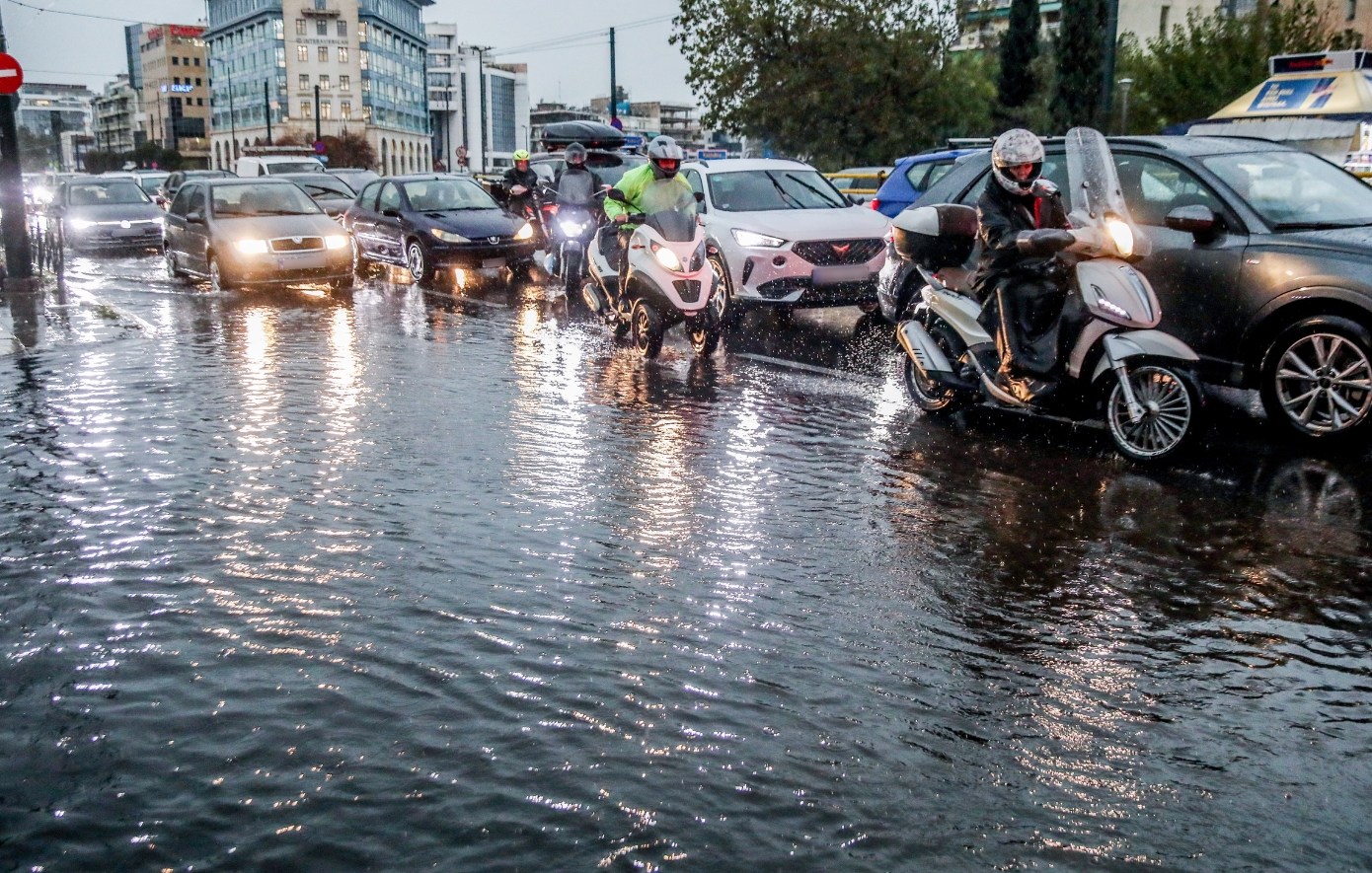 Καιρός: Ισχυρές καταιγίδες με χαλάζι θα πλήξουν και την Αττική – Οι περιοχές με αυξημένο κίνδυνο πλημμυρών