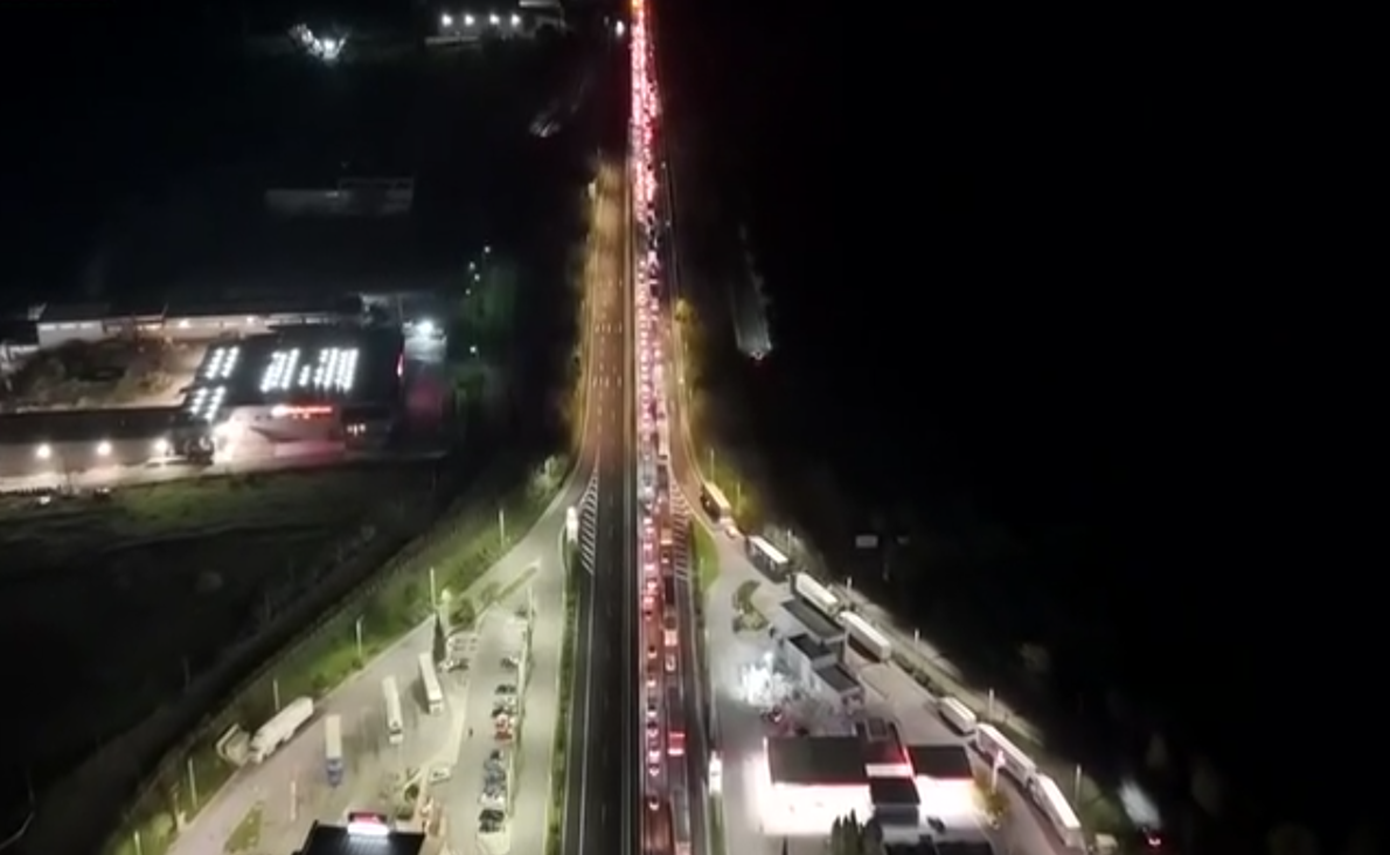 Βελτιώνονται οι συνθήκες για τους εκδρομείς των Χριστουγέννων &#8211; Ουρές χιλιομέτρων νωρίτερα στην εθνική Αθηνών-Λαμίας