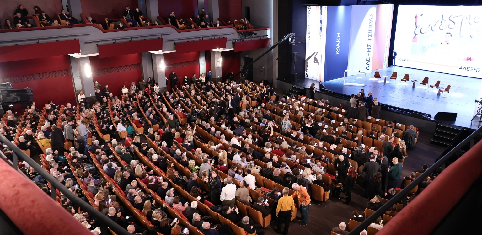 Κοσμοσυρροή στο Παλλάς» για την «Ιθάκη» του Αλέξη Τσίπρα: Ουρά με εκατοντάδες άτομα έξω από το θέατρο &#8211; Ποιοι δίνουν το «παρών»